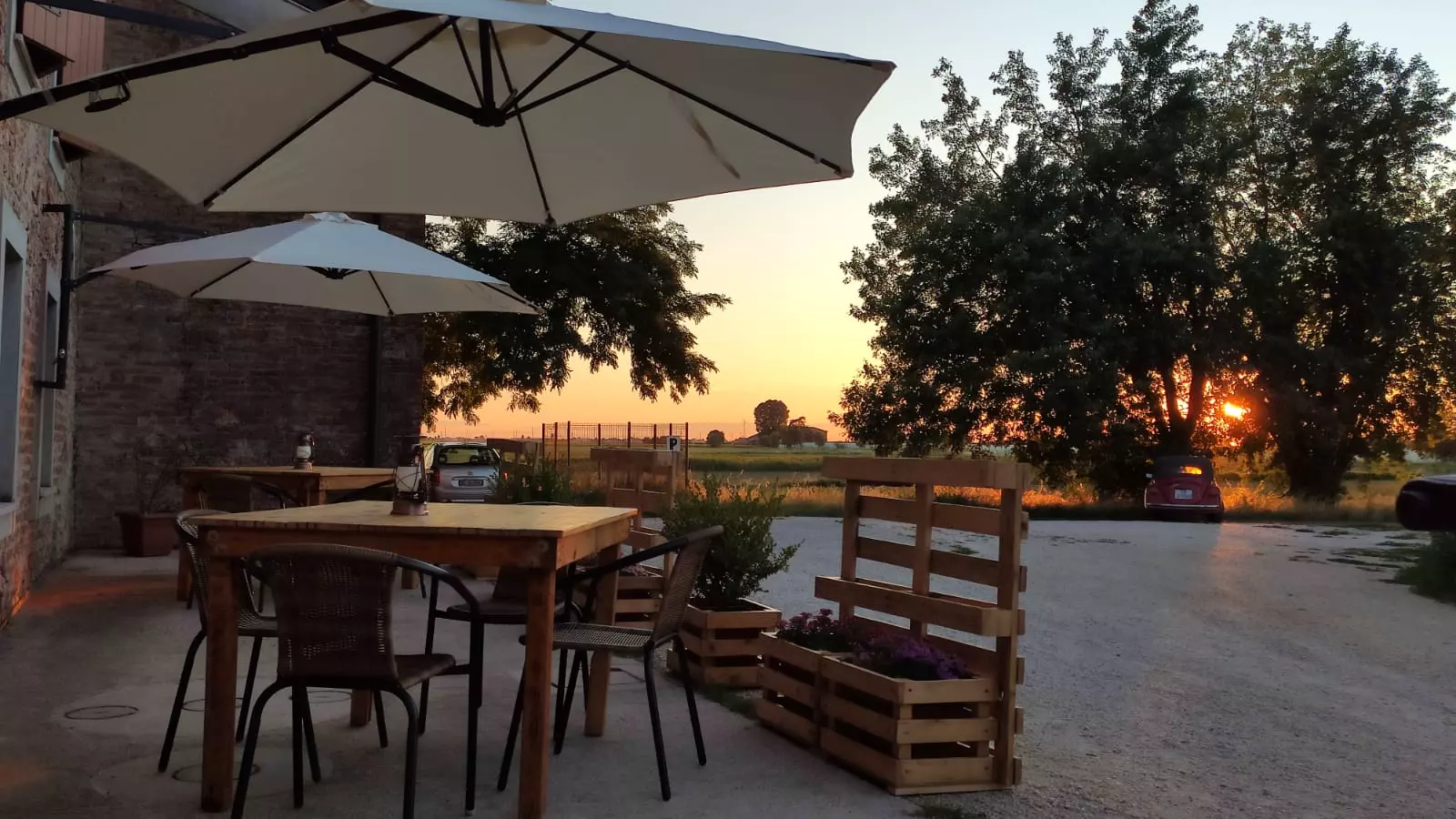 un patio al tramonto